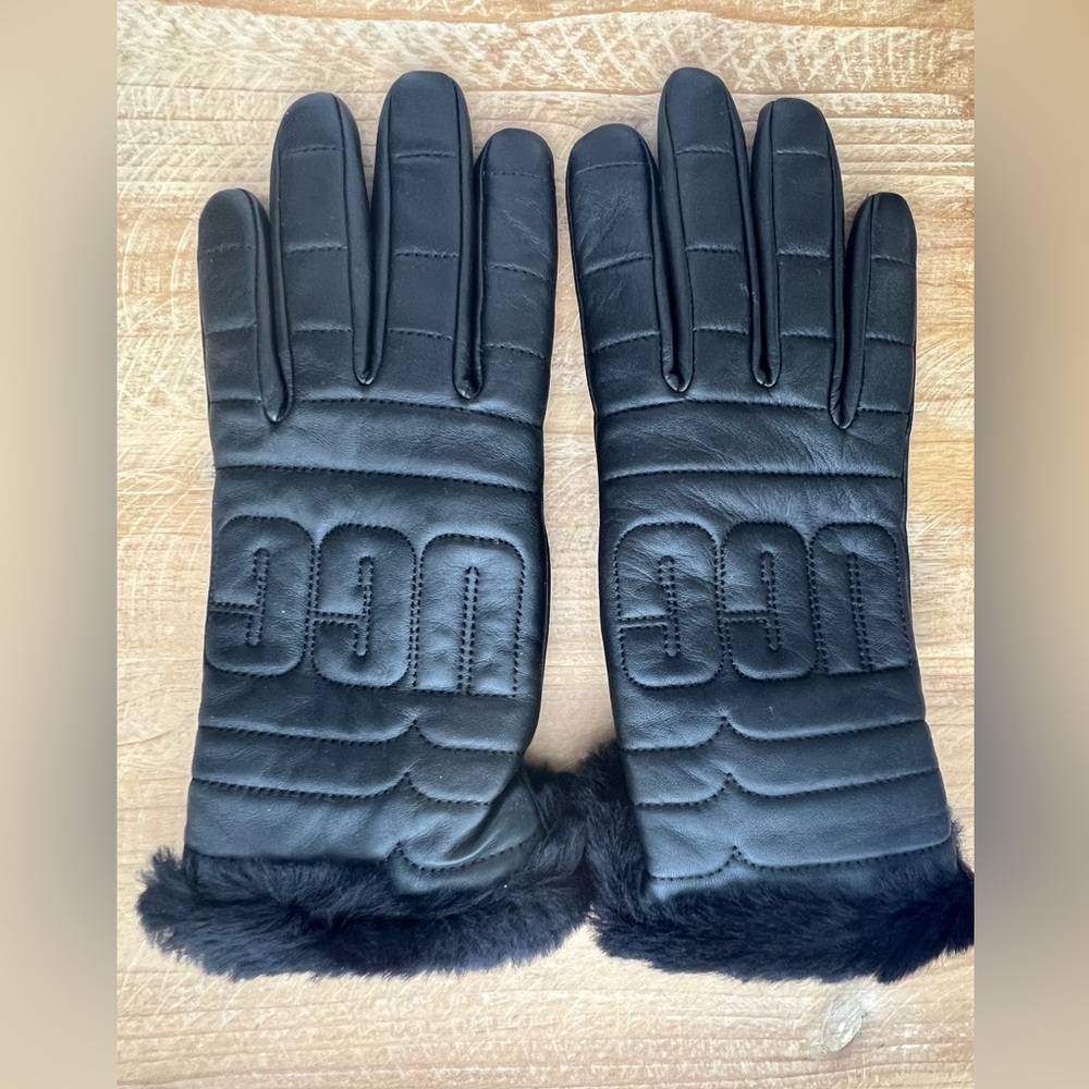 UGG Leather Quilted Logo Tech Glove in Black Size Small - Picture 2 of 7
